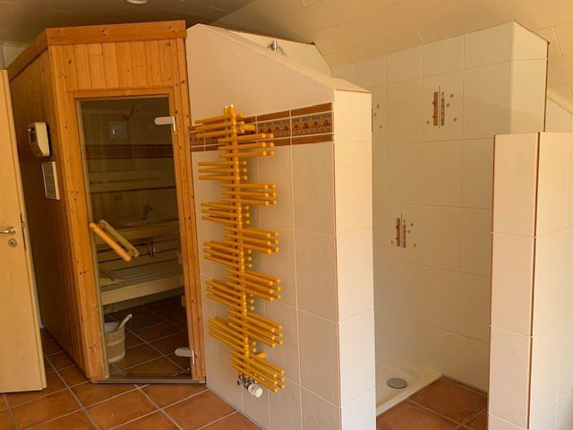 Provisionsfrei! Traumhaft schönes EFH mit separatem Büro-/Gästebereich - sofort frei! – Wellness-Bad mit Sauna