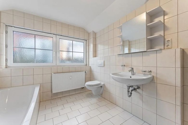 Renovierte 5-Zimmer-Dachgeschosswohnung mit Balkon, Garage und Effizienzklasse A+ – provisionsfrei – Bad mit WC und Waschtisch