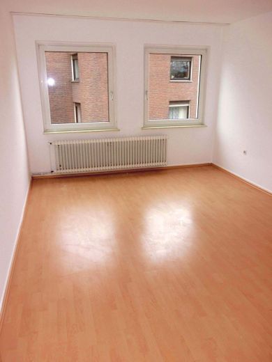 Schöne, helle 2-Zimmer Wohnung mit Küche – Schlafzimmer