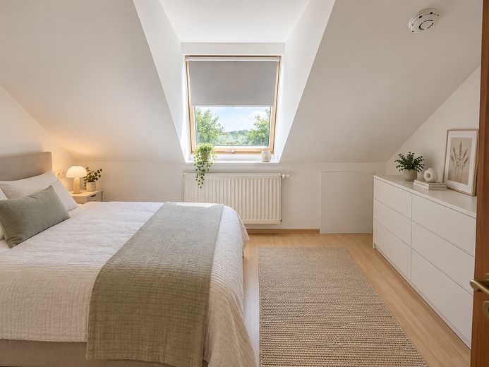 Bright 2.5-room apartment with balcony - In the heart of Cossebaude – Schlafzimmer