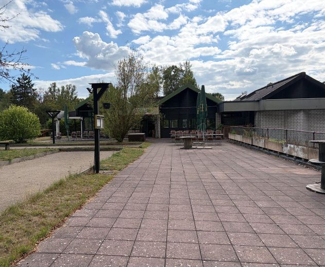 Großes Restaurant/Café mit Sonnenterrasse und zwei Kegelbahnen im Tennisclub TG 49 Bochum – Terrasse Kegelbahn Boule