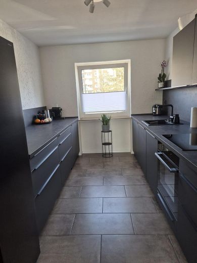 Großzügige 4-Zimmer-Wohnung mit 2 Bädern, Balkon & Garage, und einem unglaublichem Ausblick – Küche