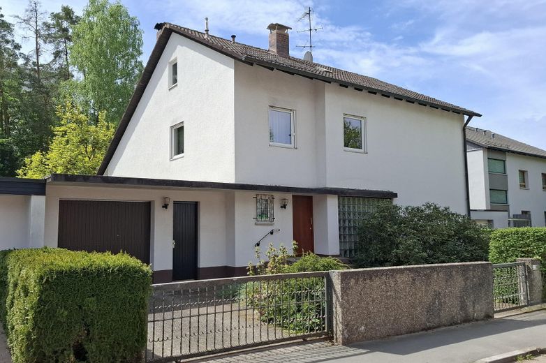 Ampia casa di architetto con giardino da sogno in posizione centrale, da privato – Ansicht Nord-Ost-Seite