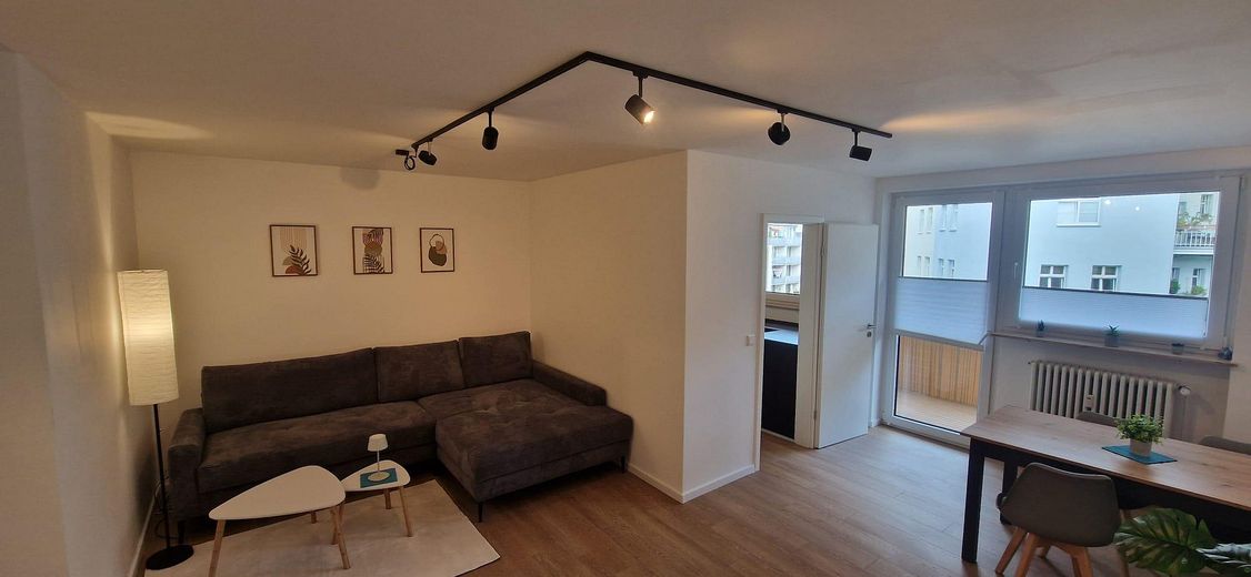 Möblierte 2,5-Zimmer-Wohnung mit Balkon nahe Wöhrder Wiese – Wohn-Esszimmer
