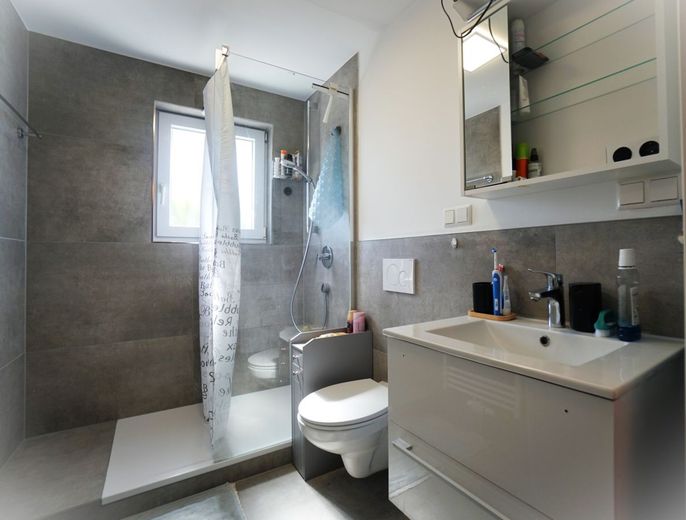 Su refugio en el verde: apartamento de 2 habitaciones con gran balcón y jardín de ensueño – Badezimmer_Dusche