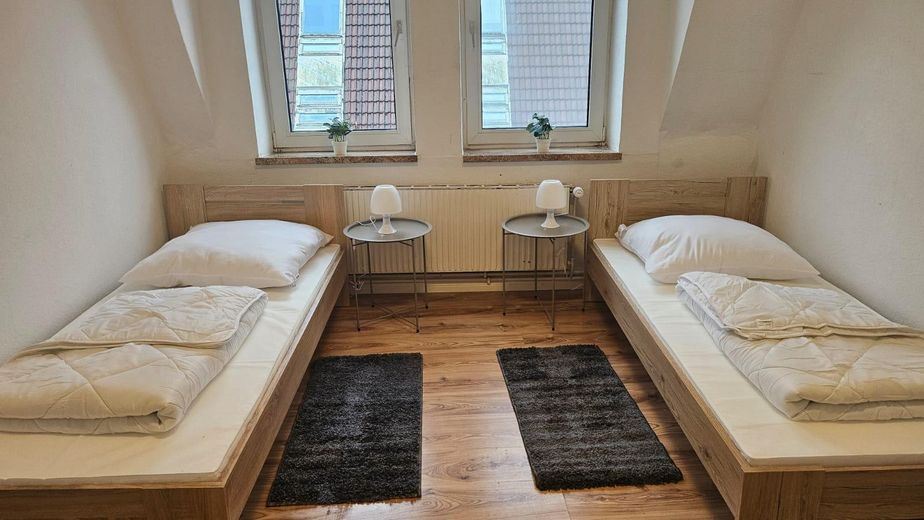 Helle 3-Zimmer-Wohnung mit Einbauküche in Bremerhaven – Schlafzimmer mit zwei Betten
