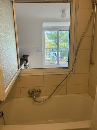 Bad mit Fenster zur Küche