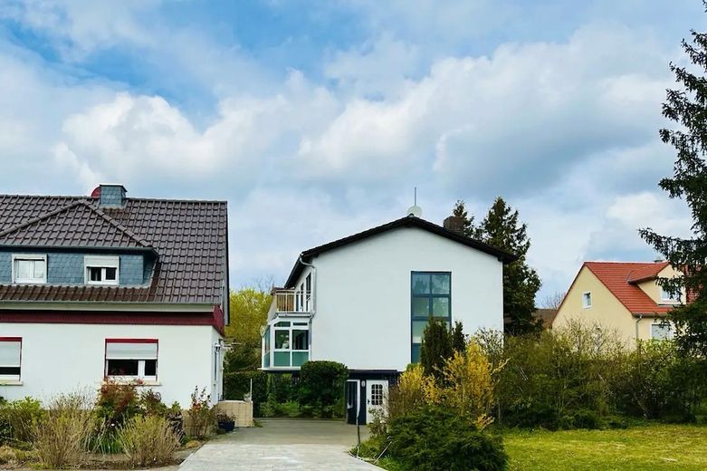 Einfamilienhaus in Mühltal mit Garten – Außenansicht von der Straße