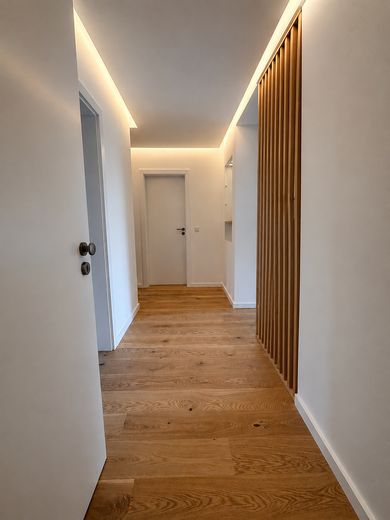 Stilvoll saniertes Dachgeschoss mit Rundbogen-Gauben und Balkon in Kirchrode – Flur