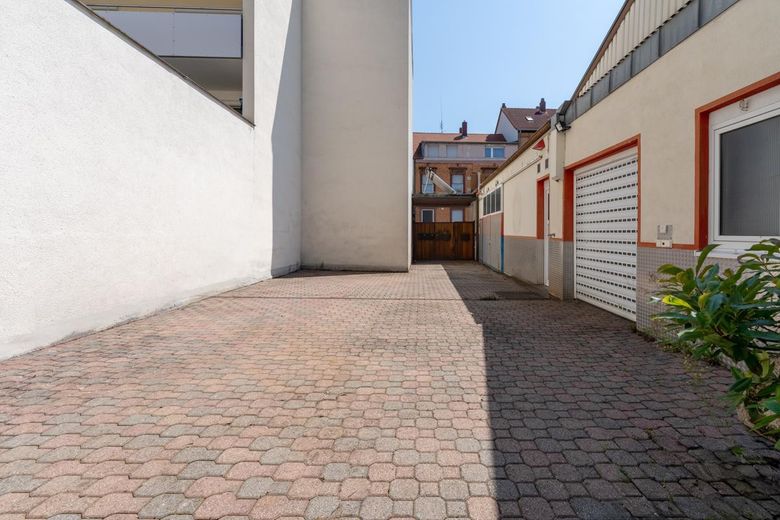 Büro + Werkstatt + Showroom | Glaseingang | ab 393 m² bis 700 m² | sofort! Kostenlose Werbefläche! – Innenhof mit Blick auf Tor