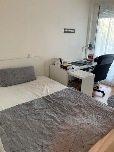 Schlafen mit Schreibtisch