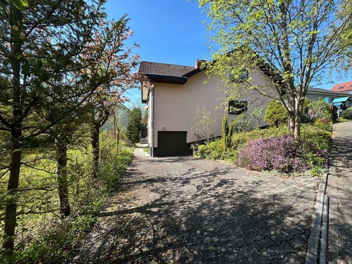 FRANK SCHÄFER IMMOBILIEN - EFH in Saulheimer Toplage: ca. 200m² Wfl. &amp; außergewöhnliches Grundstück – Zufahrt zum Haus