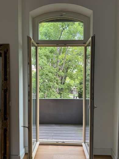 ऐतिहासिक इमारत में लॉफ्ट शैली वाला अनूठा अपार्टमेंट – Blick zum Balkon