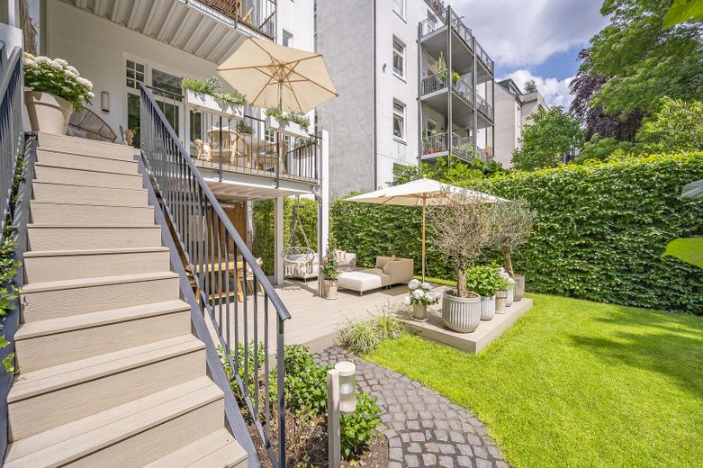 untere Terrasse Gartenseite