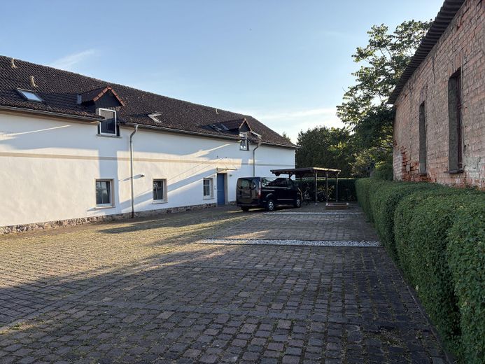 Parkplatz und Haus 2