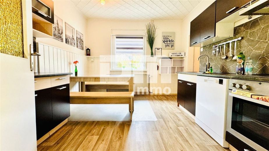 Vielseitiges Immobilien-Ensemble mit 2 modernisierten Haushälften + Carport und Garten/Terrasse – Haus 1 EG Küche mit EBK