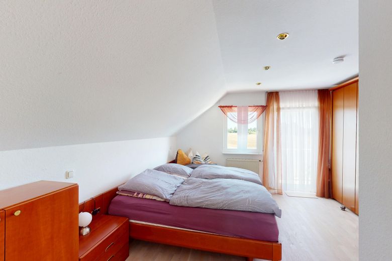 Geniş manzaralı yenilikçi mimar evi; cömert yaşam alanı; modern enerji tedariki – Schlafzimmer OG