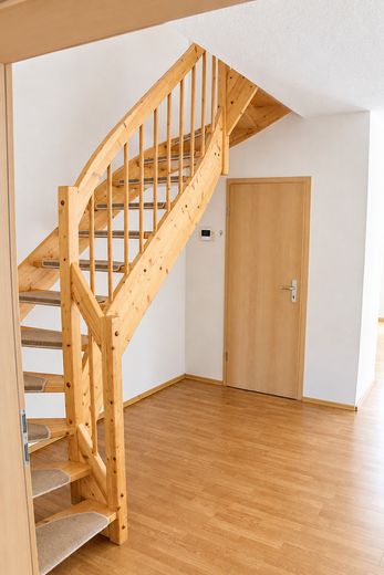 Reihenhaus in Bestlage - provisionsfrei – Treppe zum OG