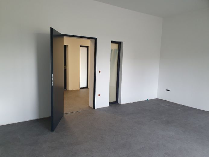 Top Büroflächen mit vielen Möglichkeiten, EUR 15,- bis 17,- pro qm warm – Büro EG