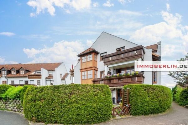 IMMOBERLIN.DE - Attraktive Wohnung mit Sonnenbalkon & Tiefgaragenplatz im Berliner Speckgürtel