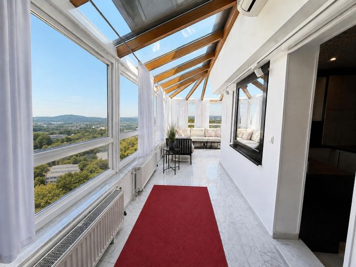 Möblierte Wohnung mit Panoramaterrasse & Weitblick – Wintergarten 
