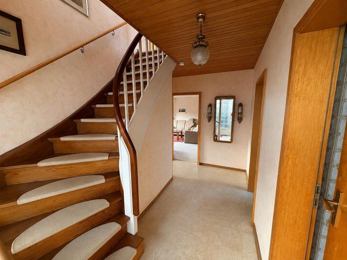 Casa unifamiliare con grande terreno, molta privacy e molteplici possibilità – EG Eingangsbereich / Flur