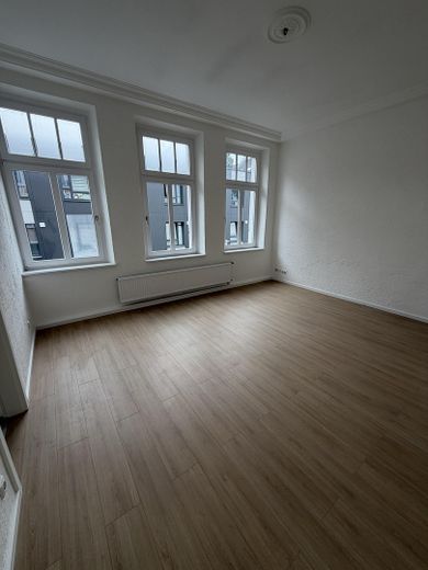 Frisch sanierte 2-Zimmer-Altbauwohnung – Wohnzimmer