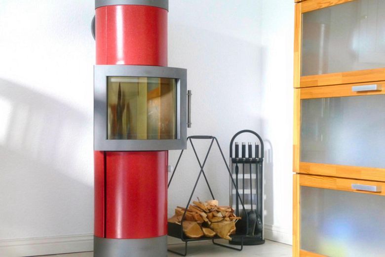 Kachel-Kaminofen im Wohnzimmer