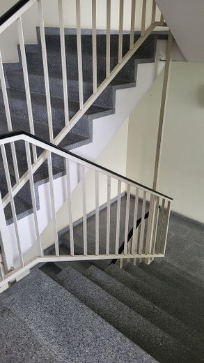 Vicino all’università - Luminoso appartamento di proprietà - Senza provvigione 120.000 € – Treppenhaus
