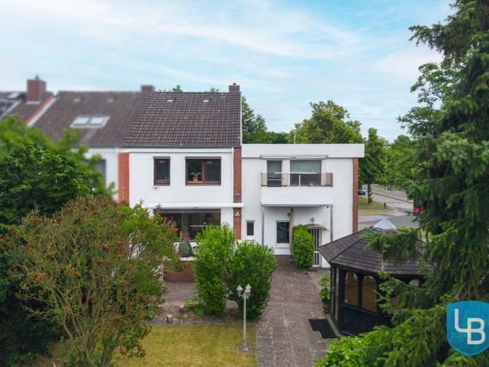 Meer ruimte kan niet! Eindrijtjeshuis met inwoning en dubbele garage in Kiel-Mettenhof! – Foto 1