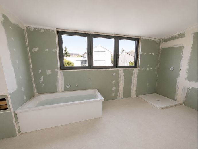 2-Zimmer-Maisonette-Wohnung (81m²) in Kösching mit Balkon (Erstbezug nach Kernsanierung) – Badezimmer mit Wanne & Dusche 
