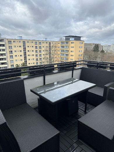 Direct beschikbaar in City-West: appartement met uitzicht op de skyline + ondergrondse parkeergarage – Balkon