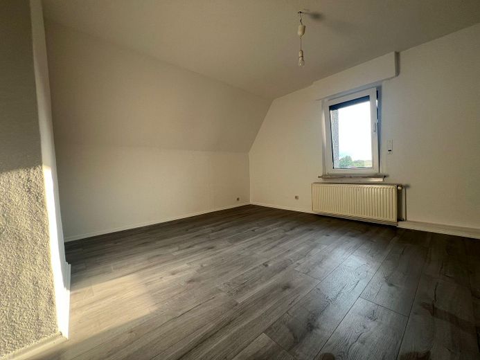 Frisch modernisierte 2,5-Zimmer-Dachgeschosswohnung in Dortmund-Brackel – sofort bezugsfrei – Zimmer 2