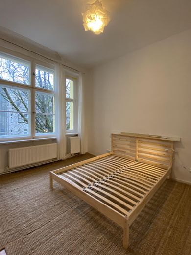 Westhafen Stuckaltbau, sonnig, grün, ruhig, Balkon, hohe Räume – Schlafzimmerteil der Suite 
