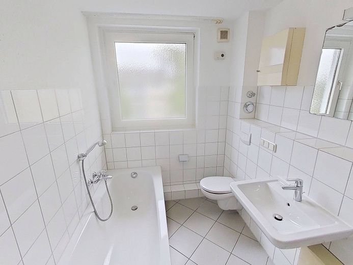 Ampio appartamento di 3 locali con BALCONE e molto comfort a Paderborn-Sennelager – Ansicht I: Bad