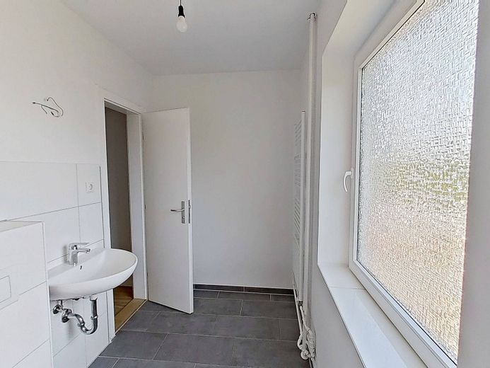 Moderne 3-Zi.-Whg. mit BALKON und EBK in fußläufiger Nähe zum Eiderufer – Ansicht II: Bad