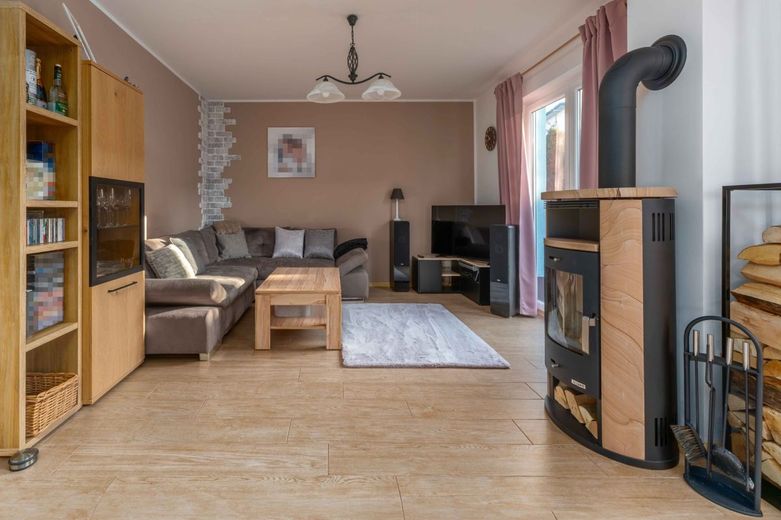 Stadtvilla in Berlin-Rudow - Zeitlos, durchdacht und sofort bezugsfertig – Wohnzimmer mit stilvollem Kaminofen