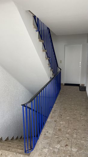 Von priv. - schönes 1-Zi. Single-Appartement in Pad Schloß Neuhaus, ruhige Lage m. Balkon 2.OG – einladendes Treppenhaus