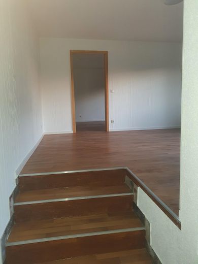 3 Zimmer Wohnung mit Terrasse. – Treppenaufgang ins Wohnzimmer