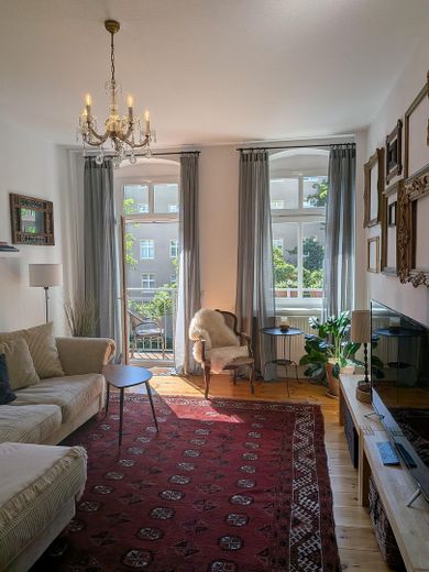 Friedrichshain'de balkonlu bakımlı 2 odalı eski bina dairesi – özelden, komisyonsuz – Wohnzimmer mit Balkontür