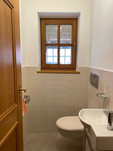 Top 3-Zimmer-Wohnung mit 102qm, ruhig, EBK, Garage, 92280 Kastl, Garten, auf Wunsch möbliert – Gäste-WC