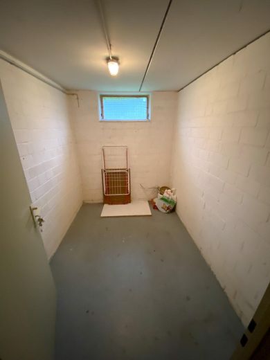 Prachtig appartement op de zolderverdieping met grote loggia, parkeerplaats in rustige ligging en ca. 6 % rendement – Kellerraum