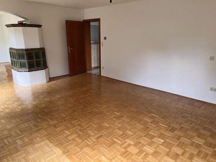 Posizione da sogno Rosenheim-Fürstätt: in 8 min in bici alla stazione – Wohnzimmer mit Kachelofen