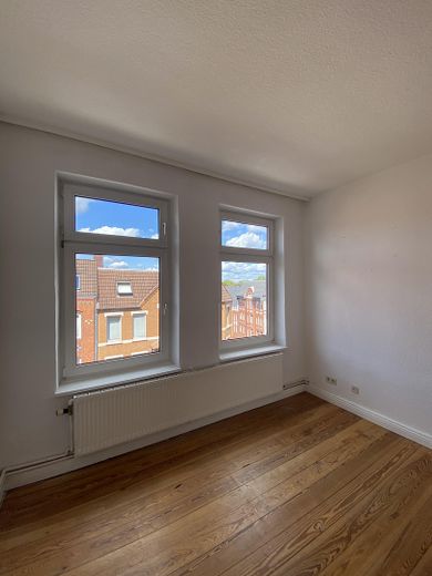 Sofortbezug! Helle 5-Zimmer-Altbauwohnung m. Balkon über den Dächern von Kiel zu kaufen. – Blick Schlafzimmer 1
