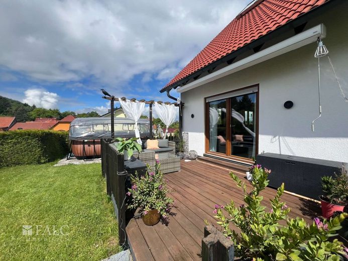 Großes Haus mit Einliegerwohnung – Terasse