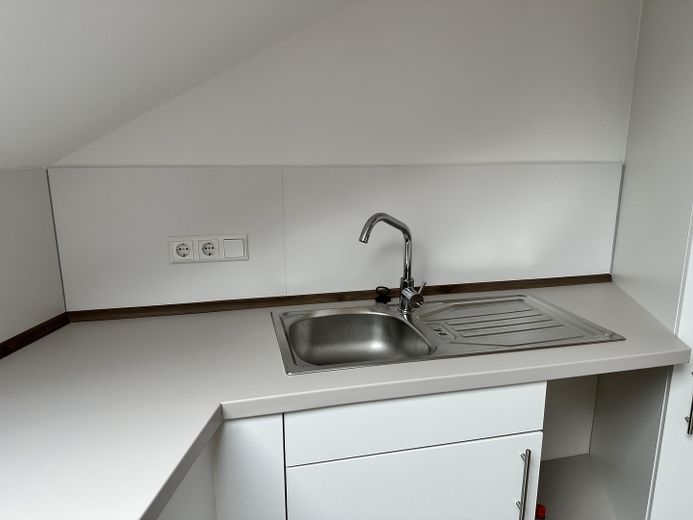 Bright 2-room attic apartment with fitted kitchen in a central location – Küche