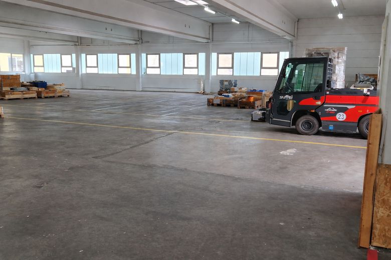 ATTRAKTIVE BÜRO- und HALLENFLÄCHEN zu VERMIETEN – Hallenflächen