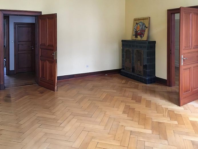 Düsseldorf'ta 2 balkonlu ve ankastre mutfaklı, özel ve hayranlık uyandıran 5 odalı eski bina dairesi – Wohnzimmer leer