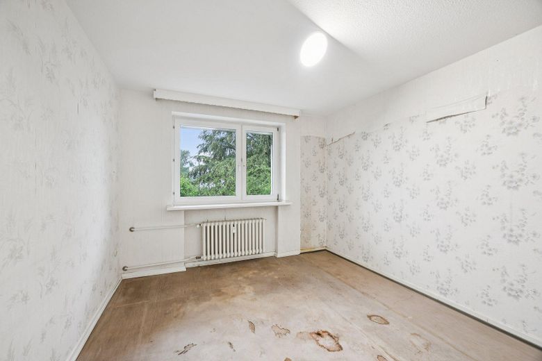 3-room apartment in need of renovation with lots of potential – Schlafzimmer 2