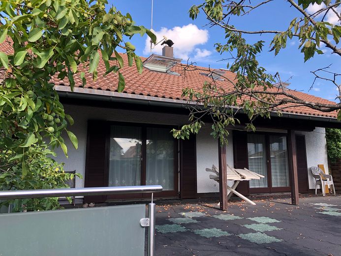 Provisionsfrei! Großes Einfamilienhaus zur Eigennutzung mit Vermietungspotential nahe Ammersee – Terrasse zu Wohn/Schlafbereich